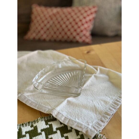 Glass Soap Dish Seashell with Scalloped Edges - Picture 4 of 5